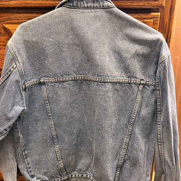 This light wash denim jacket is a vintage piece from the Jennifer Moore brand. - Picture 7 of 10